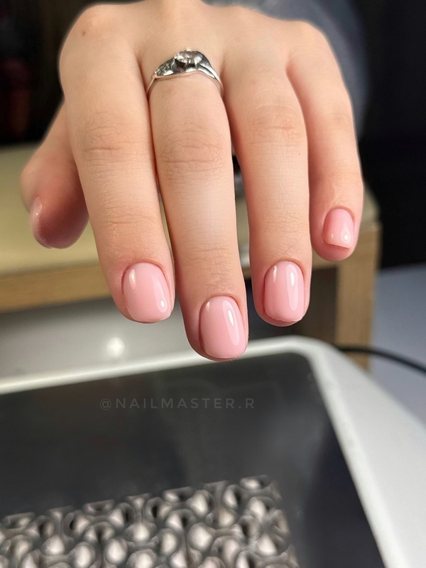 Beige and nude manicure shades offer a timeless and elegant nail design. Perfect for everyday wear and a natural, sophisticated look.