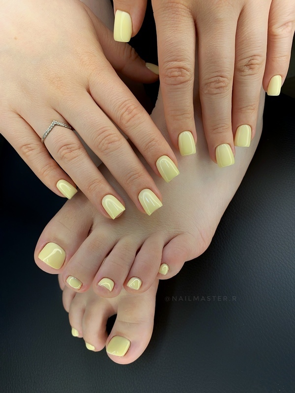 Minimalist light manicure and pedicure set combines soft tones and a clean, elegant look. Perfect for everyday style and a polished appearance.