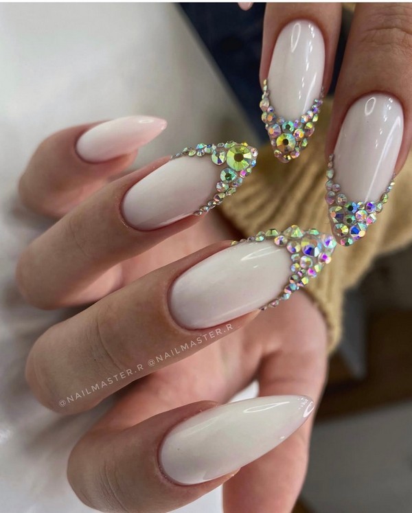 French manicure with rhinestones combines the classic French tip with sparkling details. Rhinestones add a glamorous accent, making the design perfect for special occasions and elegant looks.