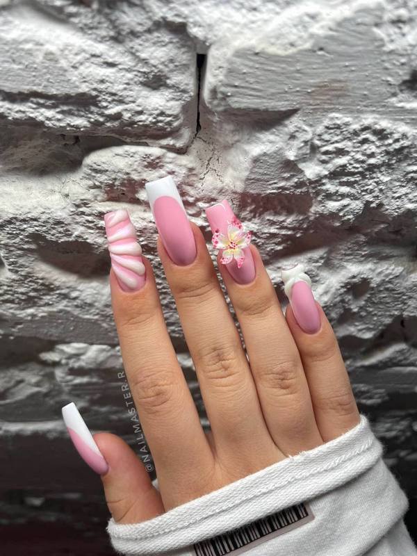 Французский маникюр с дизайном и декоративными элементами на ногтях Френч с дизайном — это современная интерпретация классического французского маникюра с добавлением декоративных элементов. Рисунки, линии, блёстки или акценты делают маникюр более выразительным, сохраняя его элегантность и универсальность.