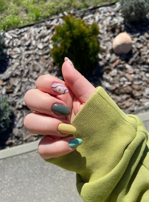 Minimalist Manicure with Accent Nail Minimalist manicure with one accent nail is a modern and stylish design that combines simplicity with a subtle highlight. Perfect for everyday elegance.